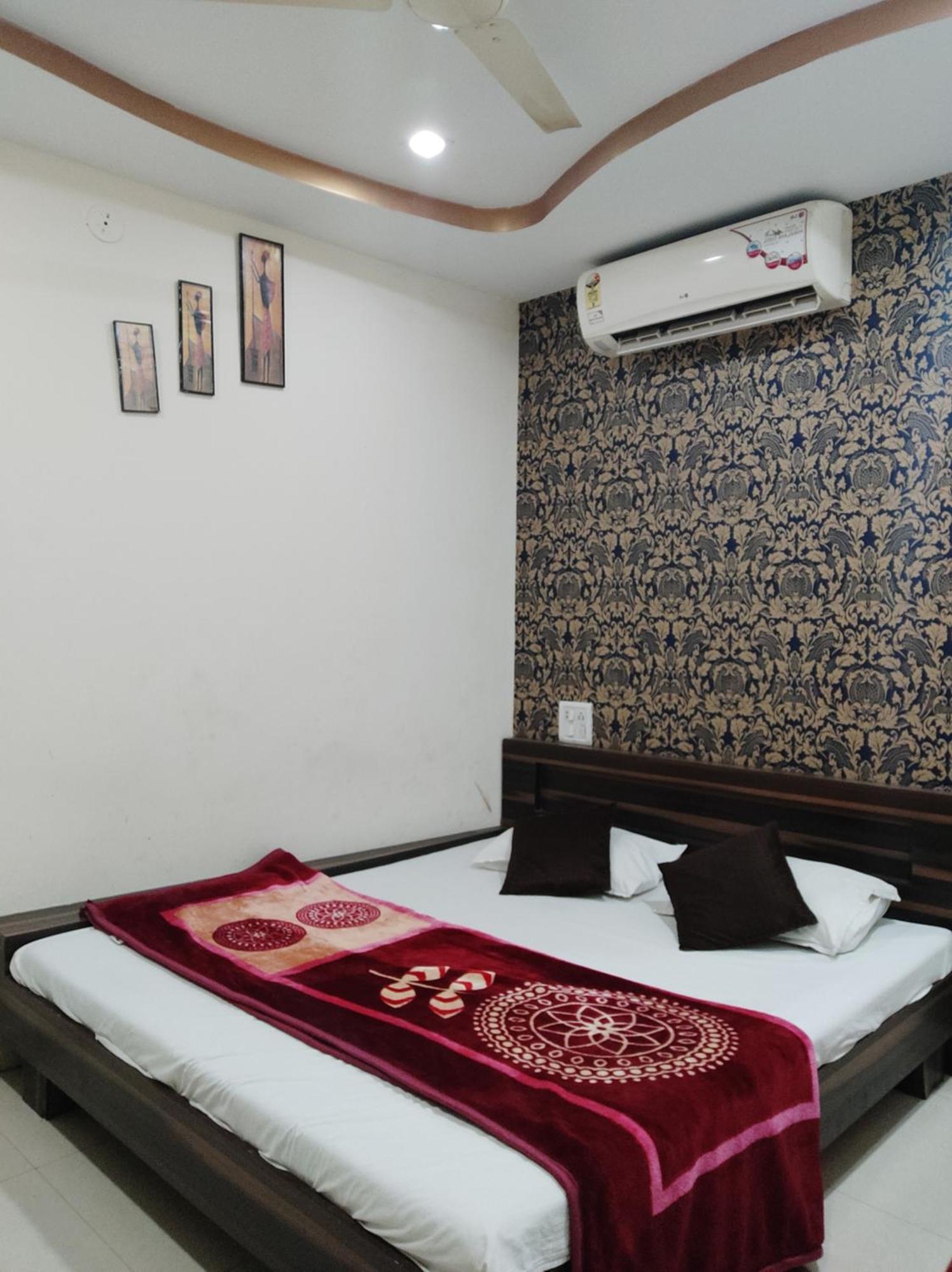 Hotel Vrandavan Palace Near Mahakal Temple Ujjain Exterior foto