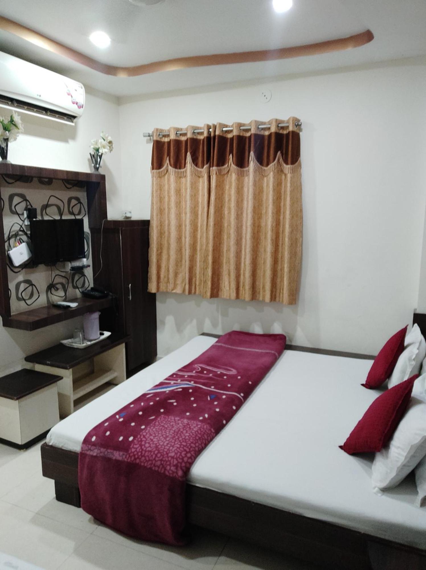 Hotel Vrandavan Palace Near Mahakal Temple Ujjain Exterior foto